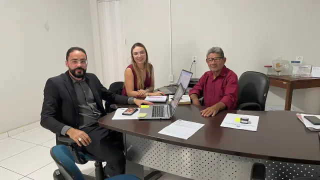 Na manhã do dia 31/01/2025 o jurídico da Câmara juntamente com sua equipe, esteve presente junto ao gabinete da presidência